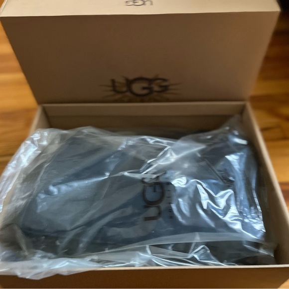 Ugg boots - Picture 3 of 4